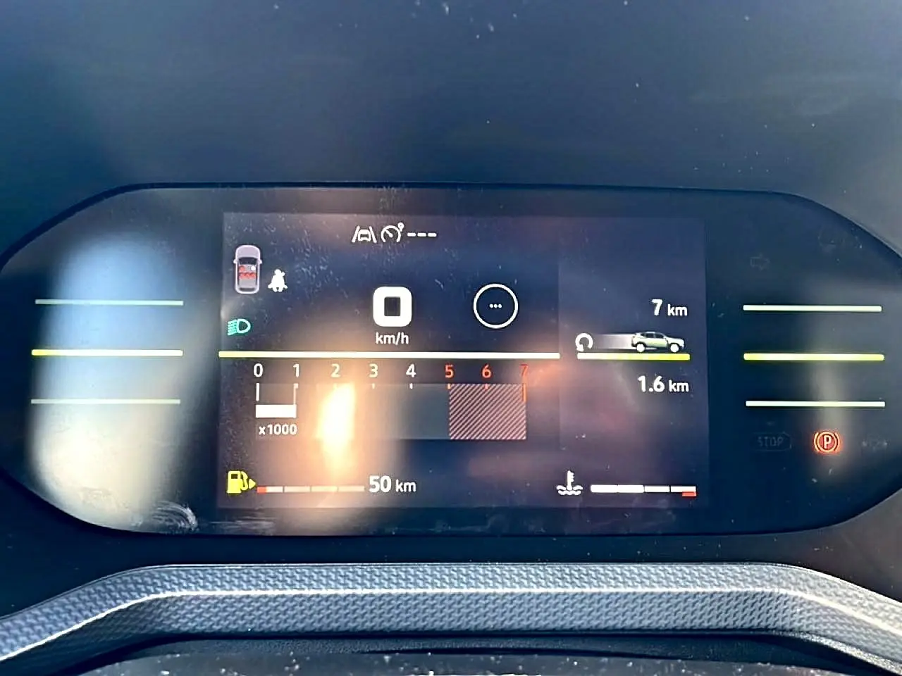 Tableau de bord numérique du Dacia Duster 2026 affichant la vitesse, la jauge de carburant et les alertes, vue frontale rapprochée.