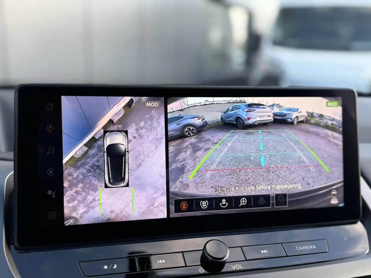 Écran d’aide au stationnement du Nissan Qashqai noir Kuro, vue caméra arrière et vue 360° du véhicule.