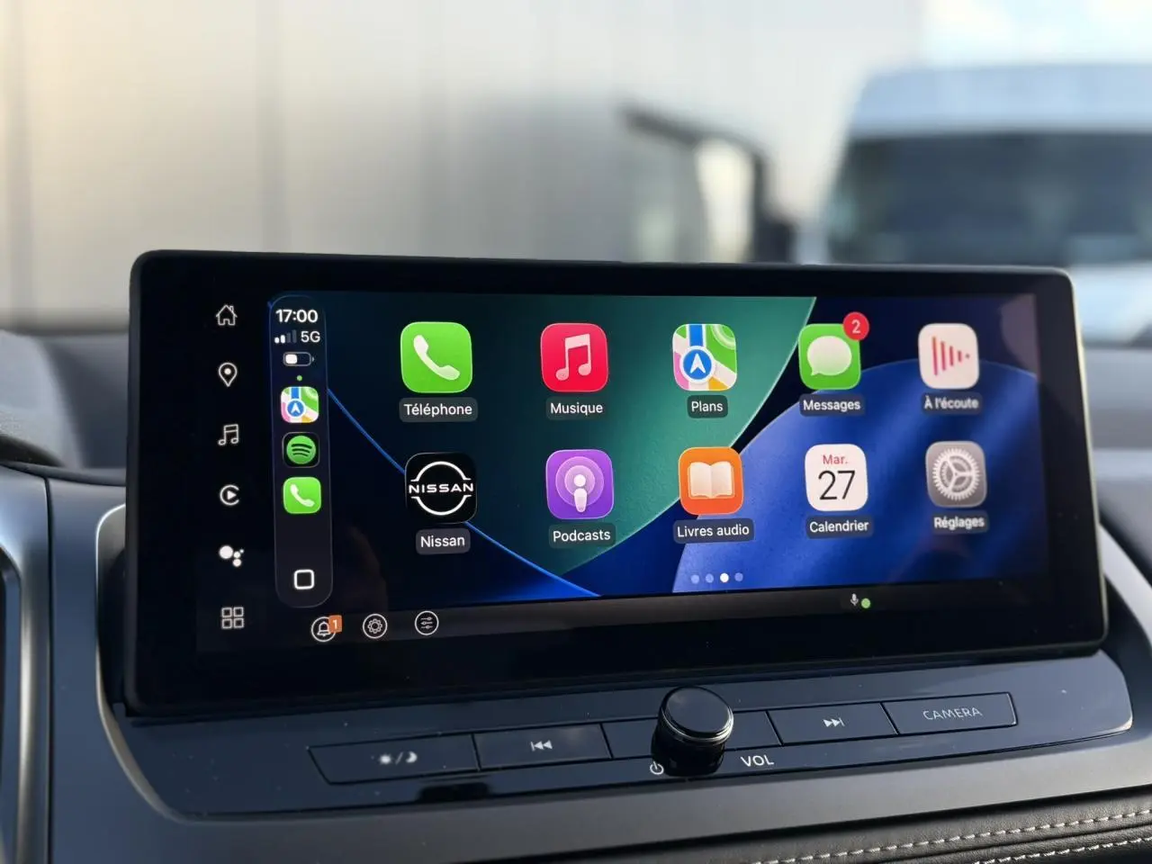 Écran tactile central du Nissan Qashqai 2026 affichant Apple CarPlay avec icônes colorées sur fond noir.