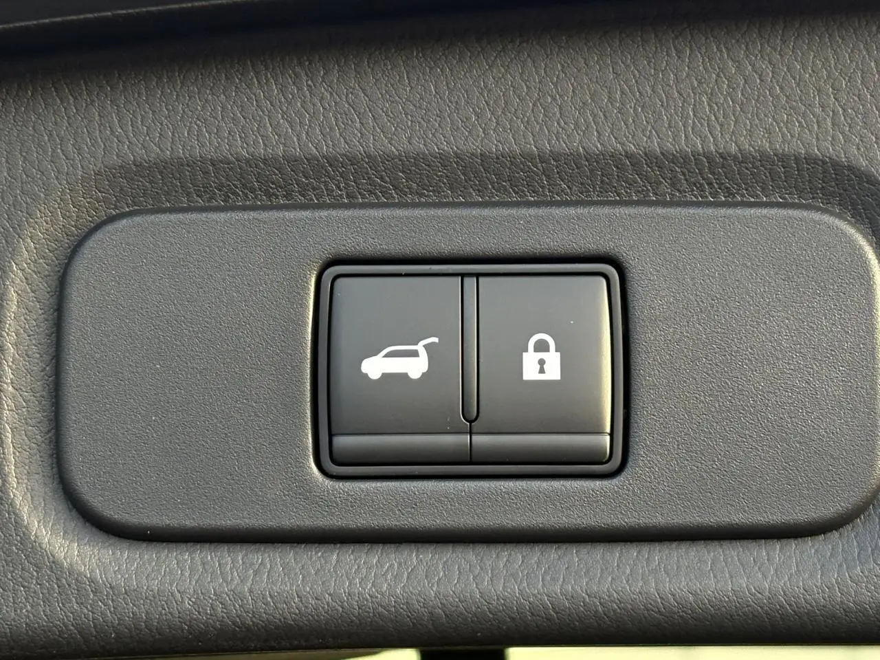 Boutons de commande du hayon électrique et du verrouillage, sur panneau intérieur noir du Nissan Qashqai III e-Power.