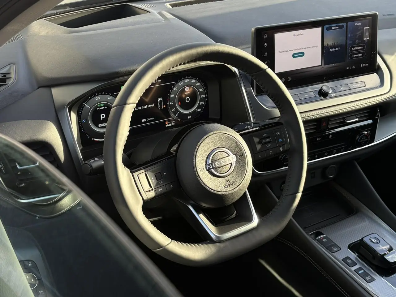 Vue intérieure côté conducteur du Nissan Qashqai 2026, volant cuir noir et tableau de bord numérique avec écran tactile.
