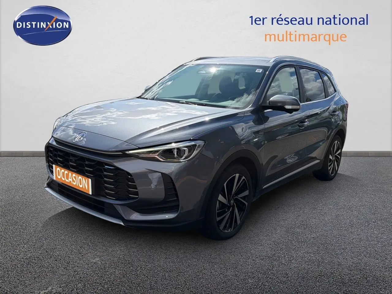 MG ZS 1.5L Hybrid+ 2025 en gris Hampstead, vue 3/4 avant avec calandre noire et jantes bi-ton.
