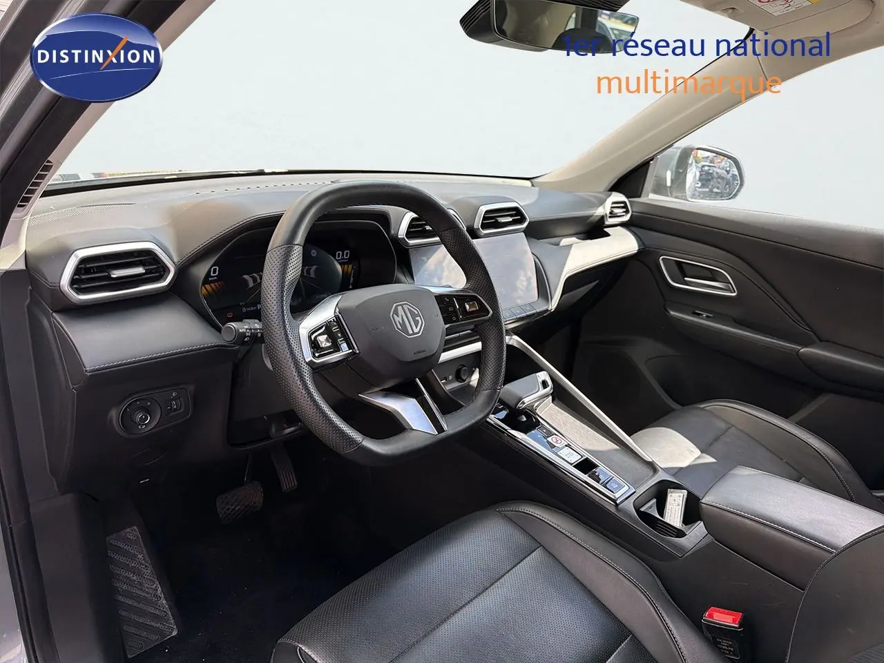 Intérieur du MG ZS 1.5L Hybrid+ 2025 en vue côté conducteur, avec tableau de bord moderne et sièges cuir noirs.