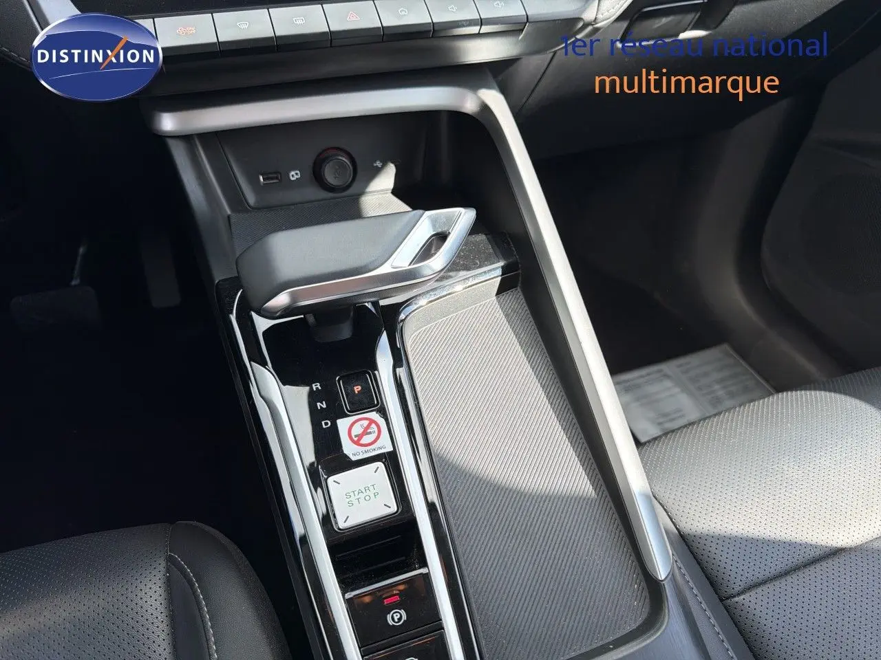 Gros plan sur la console centrale avec levier de boîte auto et bouton start/stop dans l’habitacle noir du MG ZS 1.5L Hybrid+ 2025.