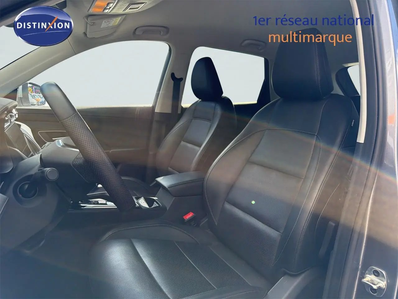 Vue intérieure côté conducteur du MG MOTOR ZS 2025 avec sièges en cuir noir et volant multifonction.