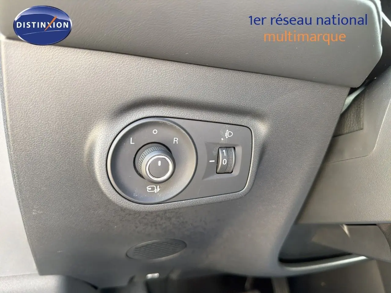 Gros plan sur le réglage des rétroviseurs et de l’éclairage intérieur d’un MG MOTOR ZS 1.5L HYBRID+ gris Hampstead.