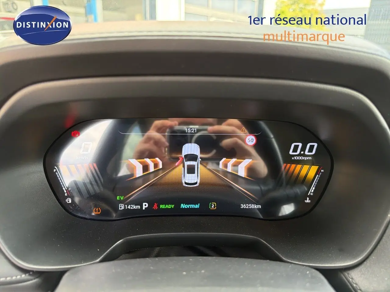 Vue rapprochée du tableau de bord numérique du MG ZS 1.5L Hybrid+ 2025, affichage couleur avec indicateurs de conduite.