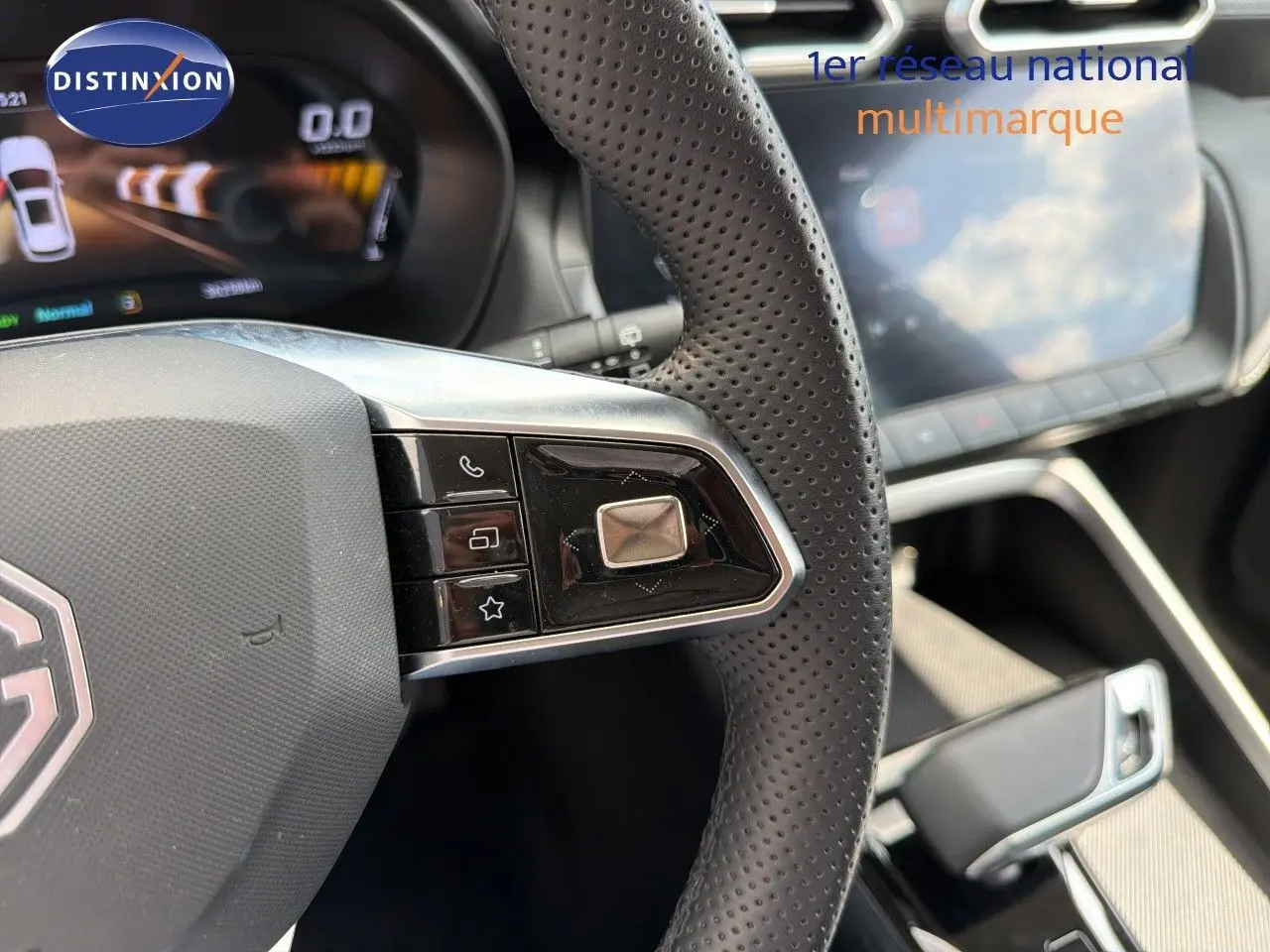 Gros plan sur le volant perforé côté gauche du MG ZS 1.5L Hybrid+ 2025 avec commandes intégrées et tableau de bord numérique.