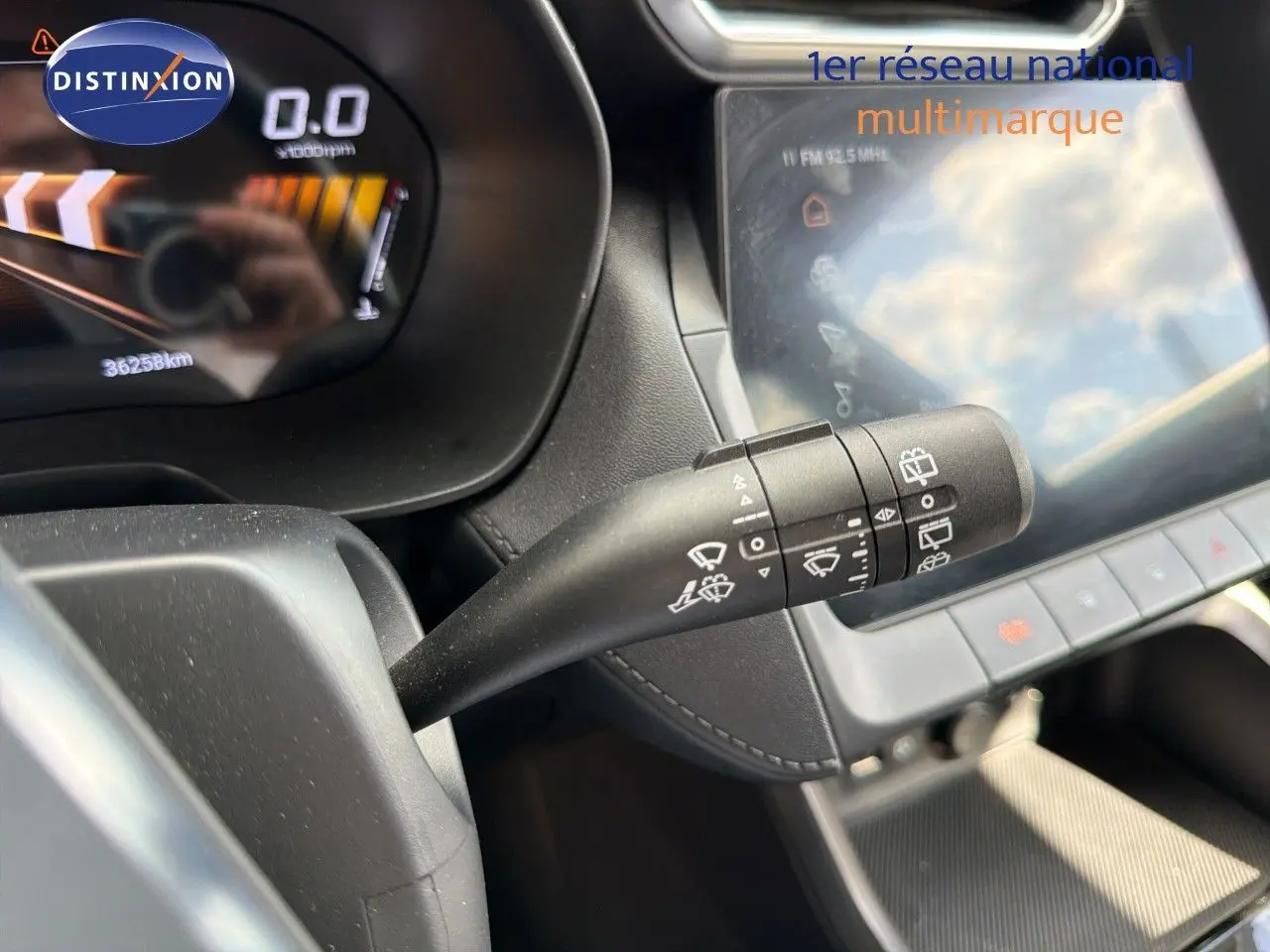 Gros plan sur la commande d’essuie-glace à gauche du volant dans l’habitacle noir du MG MOTOR ZS 2025.