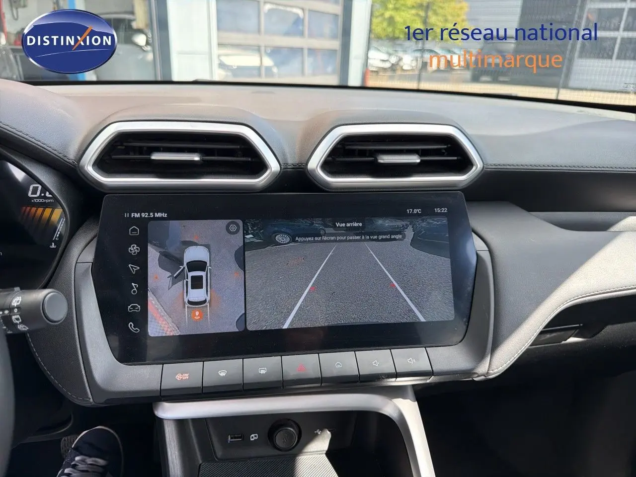 Vue intérieure centrée sur l’écran tactile affichant la caméra de recul du MG MOTOR ZS 1.5L Hybrid+ 2025.