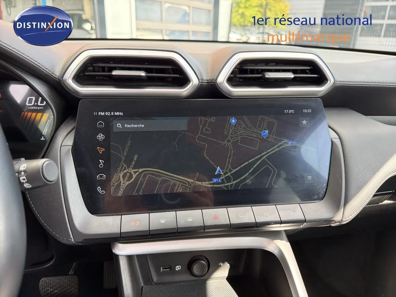 Vue rapprochée de l’écran tactile central du MG Motor ZS 1.5L Hybrid+ 2025, avec navigation affichée et tableau de bord gris.