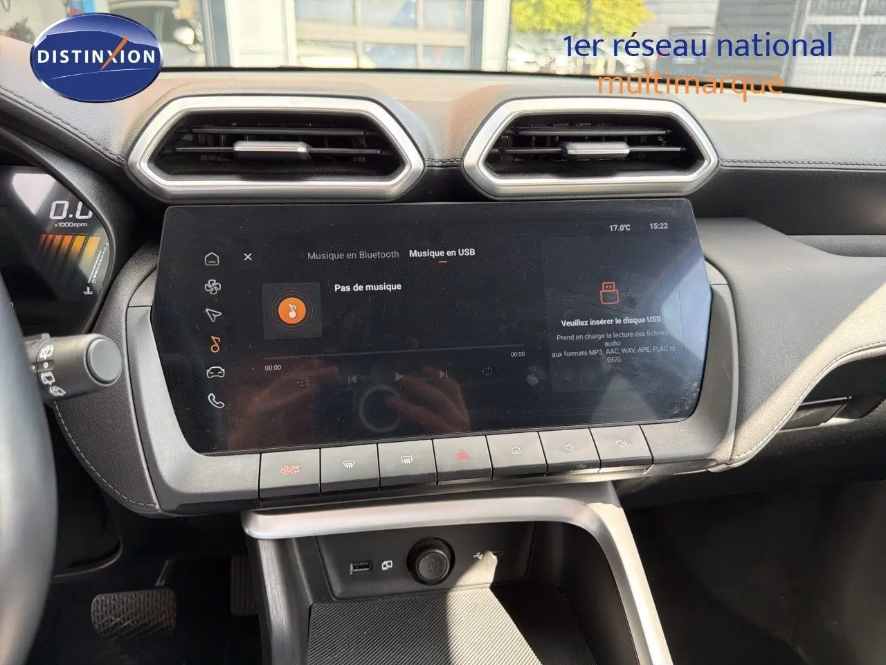 Vue rapprochée de l’écran tactile central et tableau de bord du MG ZS 1.5L Hybrid+ 2025 en gris Hampstead.