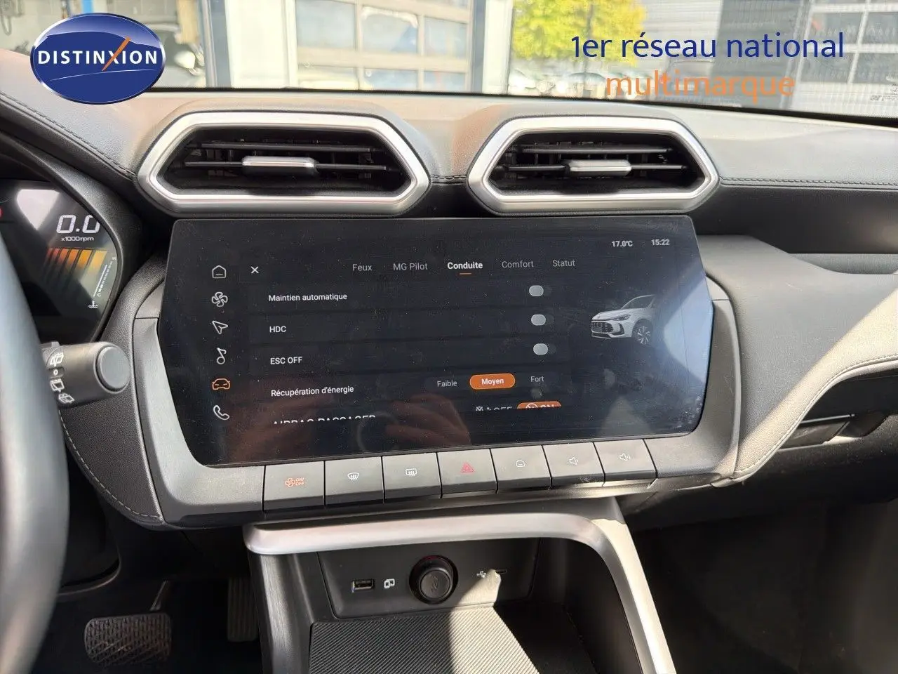Vue intérieure centrée sur l’écran tactile et la console du MG Motor ZS 1.5L Hybrid+ 2025 avec finition cuir noire.