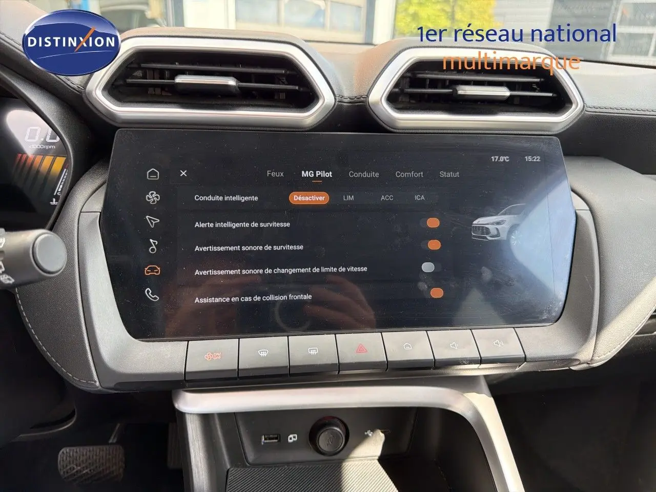 Vue intérieure du tableau de bord du MG MOTOR ZS 1.5L Hybrid+ 2025, écran tactile et commandes climatisation visibles.