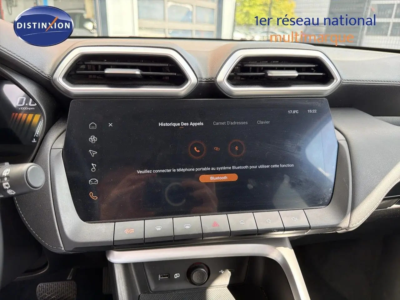 Vue rapprochée de l’écran tactile central du tableau de bord du MG ZS 1.5L Hybrid+ 2025 avec commandes climatisation et connectivité Bluetooth.
