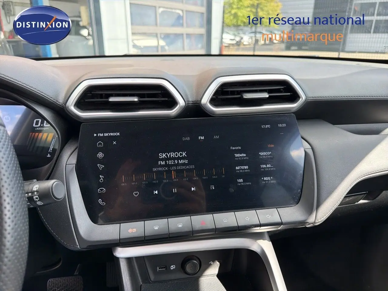 Vue intérieure du tableau de bord du MG ZS 2025, écran tactile central affichant la radio Skyrock, ambiance moderne et finition noire.