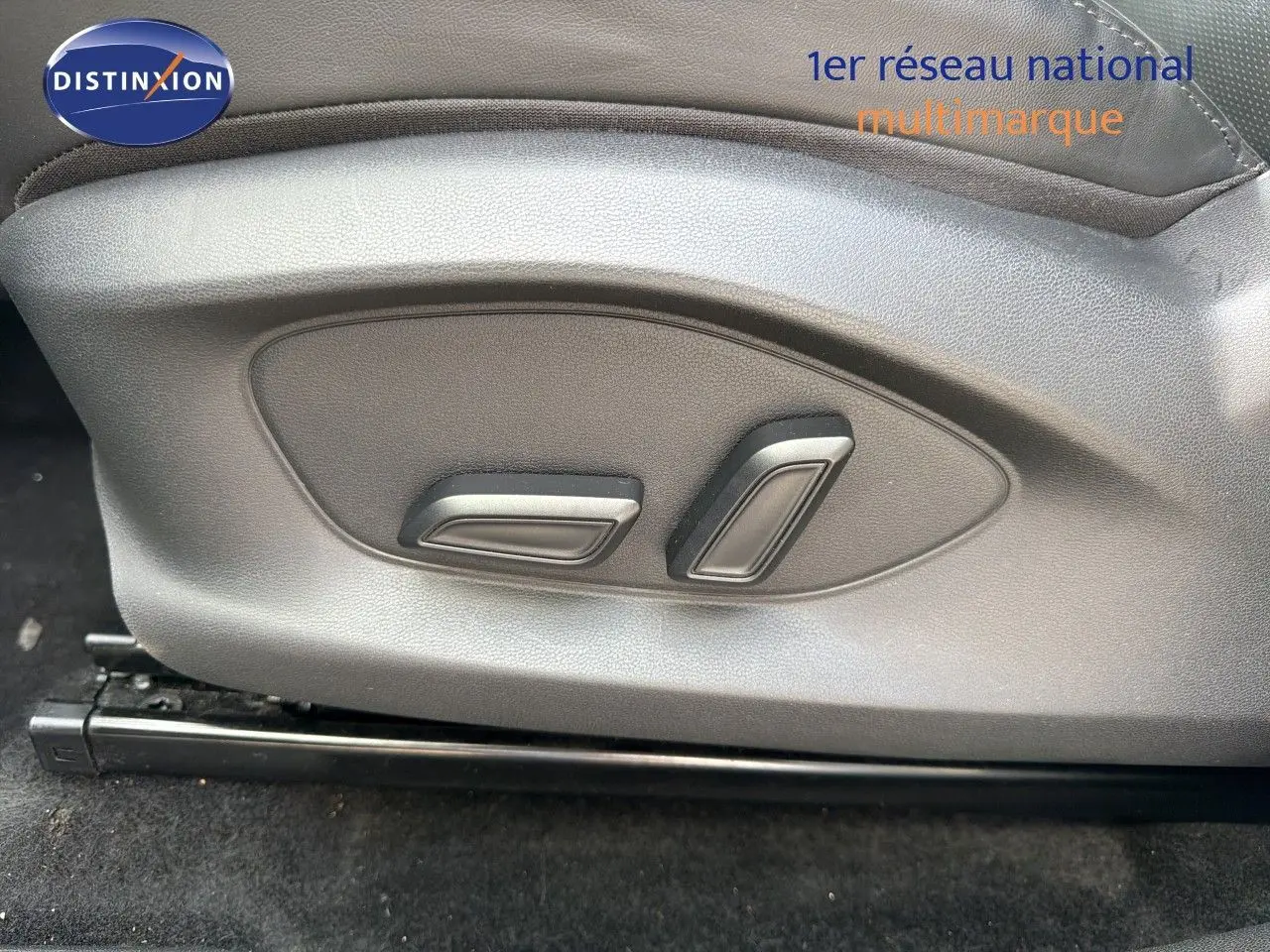 Gros plan sur les commandes de réglage électrique du siège conducteur en cuir noir du MG Motor ZS 1.5L Hybrid+ 2025.