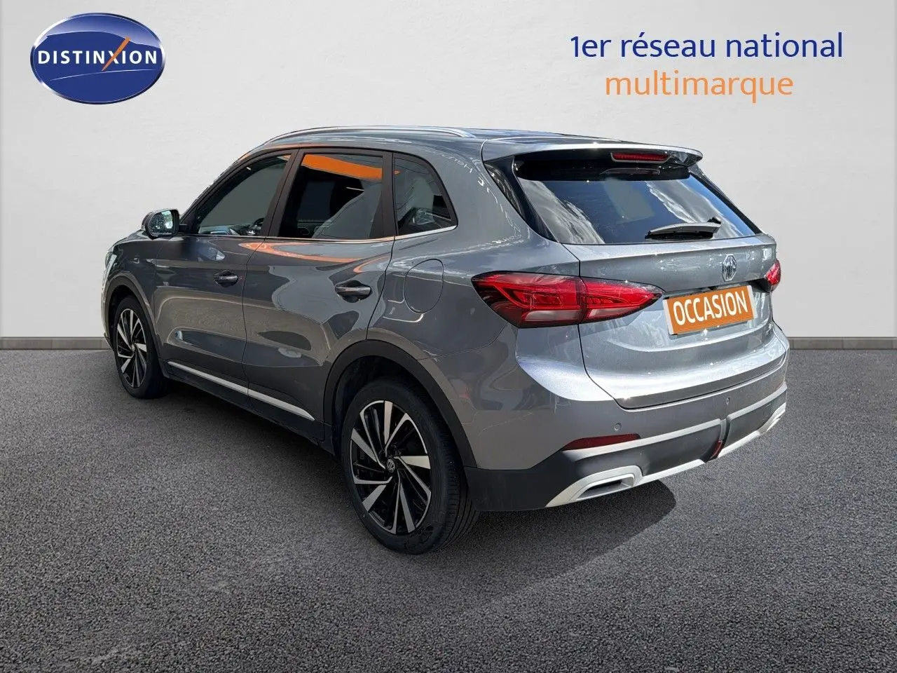 Vue 3/4 arrière droite du MG ZS 2025 gris Hampstead avec feux LED et jantes alliage bicolores.