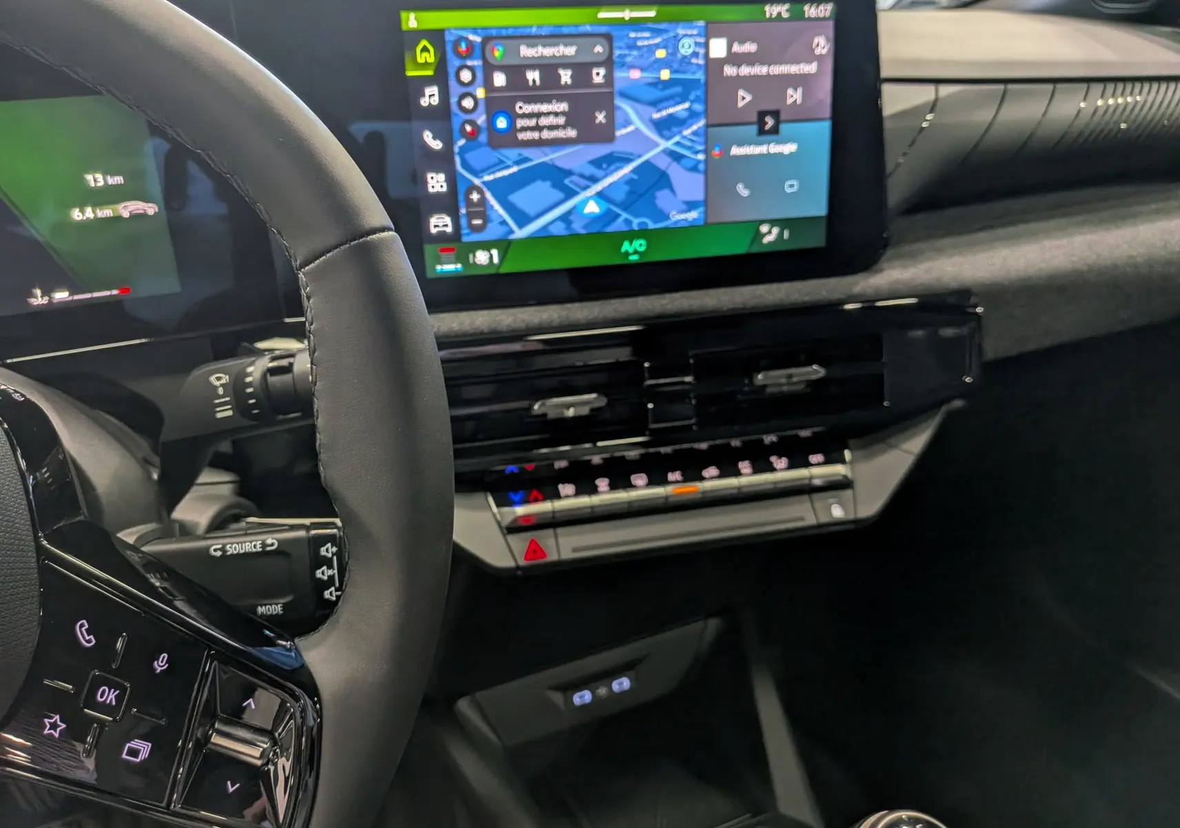 Vue intérieure côté conducteur de la Renault Clio VI 1.2 TCe 115 Evolution avec écran tactile et volant noir.