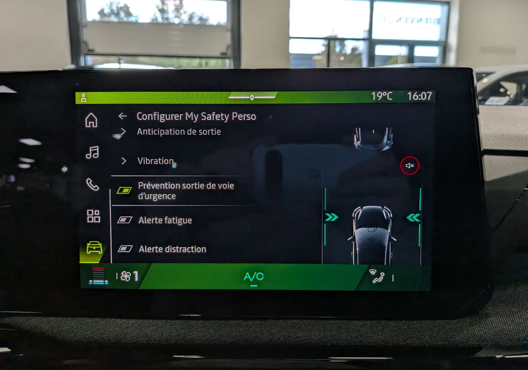 Écran tactile intérieur de la Renault Clio VI 1.2 TCe 115 Evolution affichant les options de sécurité et climatisation.