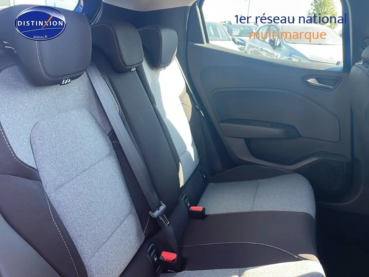 Banquette arrière grise et noire vue côté droit dans une Renault Clio V bleu iron de 2025.