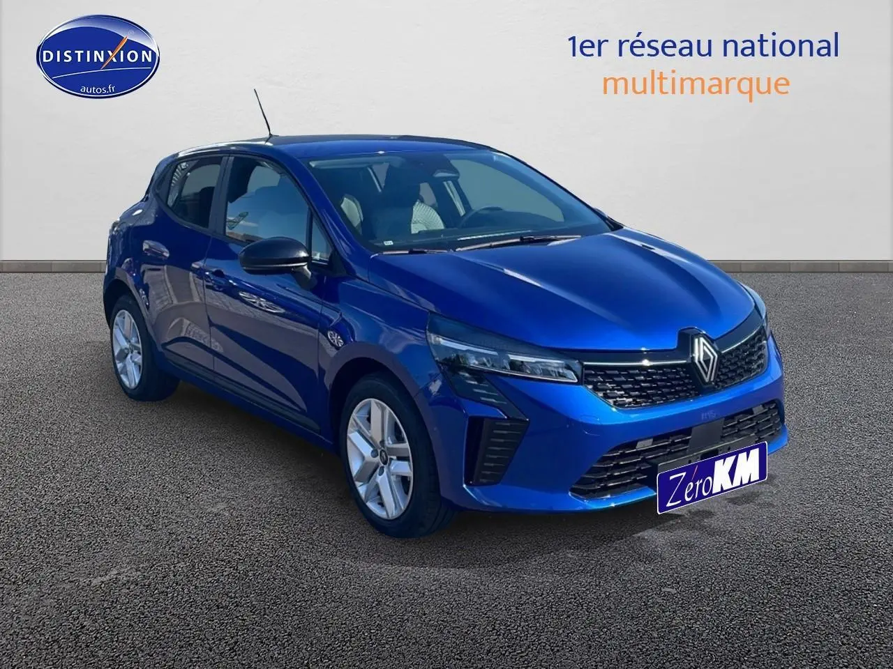 Renault Clio V bleu iron vue 3/4 avant droit avec calandre noire et jantes argentées.