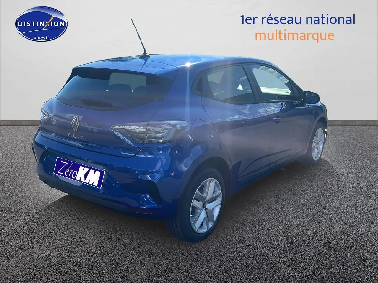 Vue 3/4 arrière droite d'une Renault Clio V bleu iron avec feux arrière LED et jantes alliage.