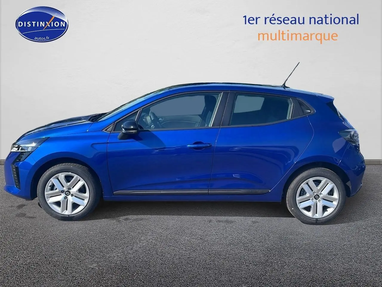 Profil côté gauche d'une Renault Clio V bleu iron 2025 avec jantes alliage et poignées ton carrosserie.