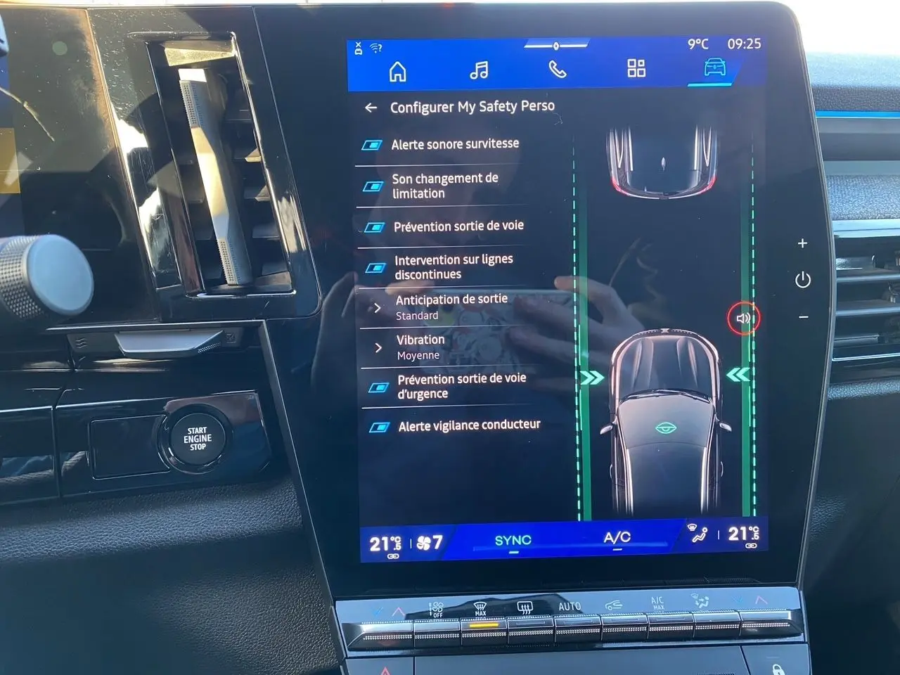 Écran tactile central du tableau de bord du Renault Espace 2025 affichant les aides à la conduite, intérieur noir.
