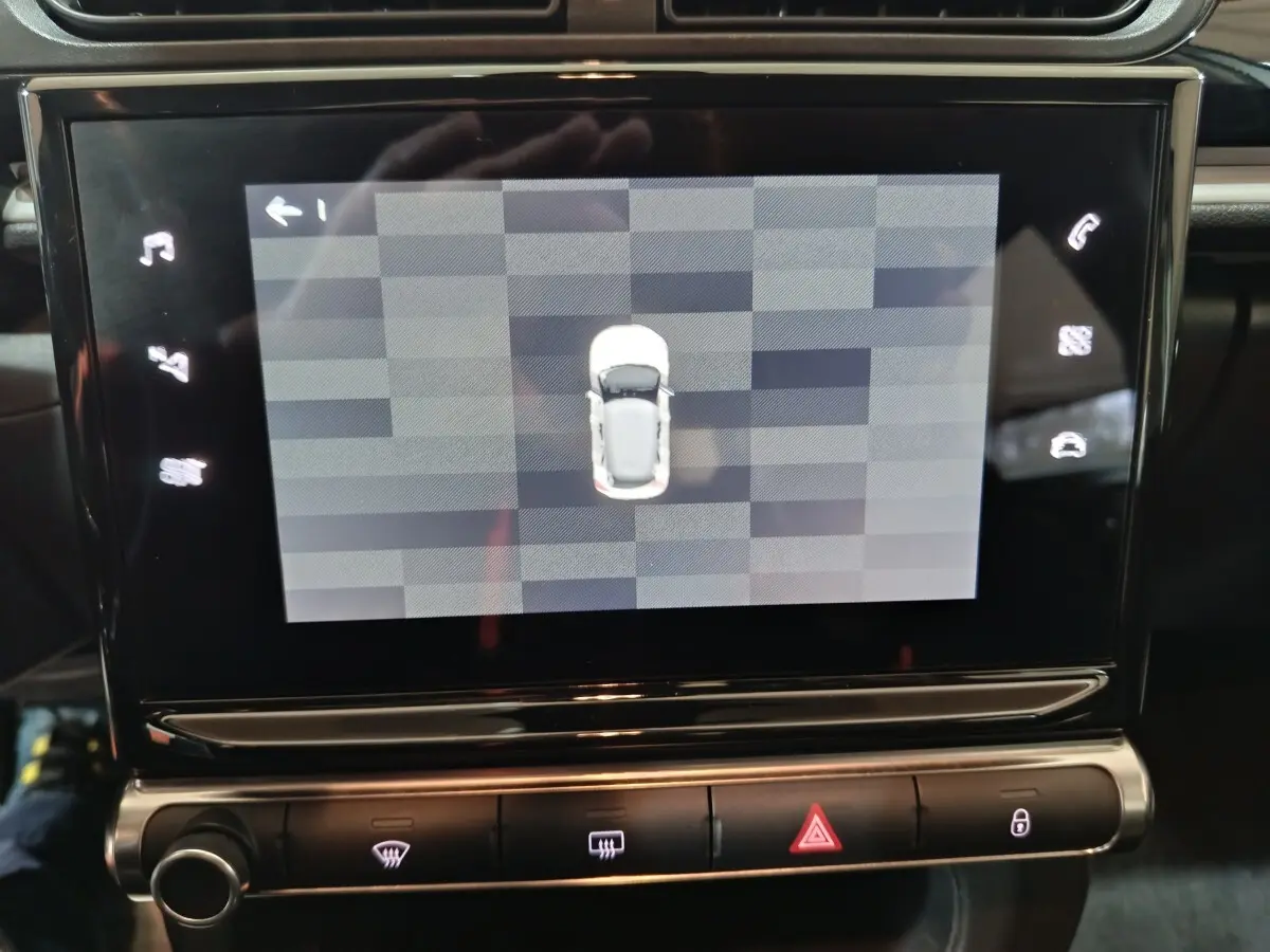 Écran tactile central de la Citroën C3 2024 affichant une vue aérienne du véhicule en gris clair.