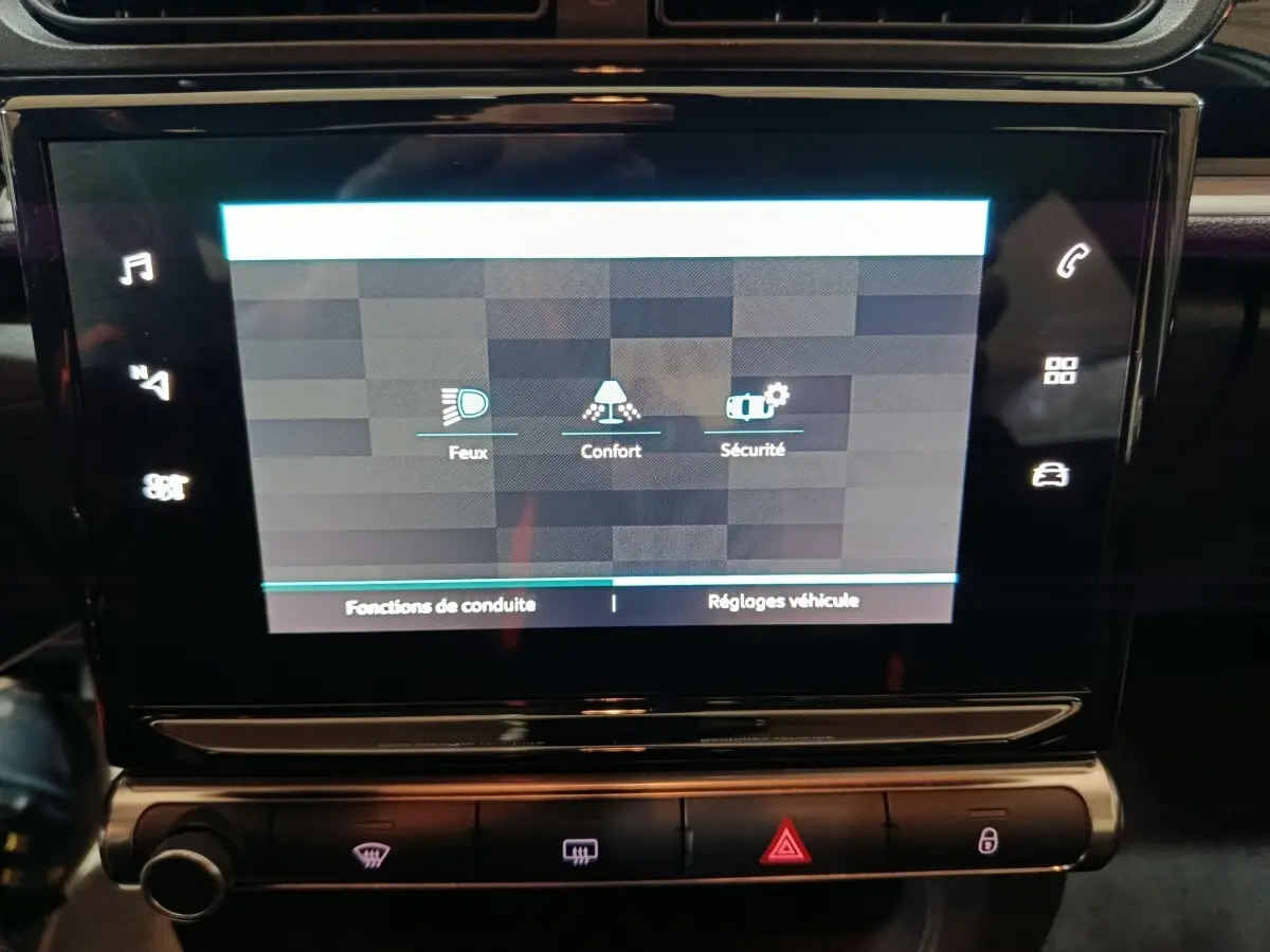 Écran tactile central allumé dans l’habitacle d’une Citroën C3 gris clair, affichant les réglages de conduite.