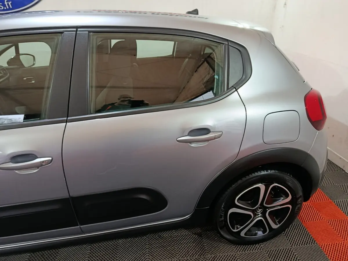 Vue latérale droite d'une Citroën C3 gris clair 2024, avec protections noires et jantes alliage distinctives.