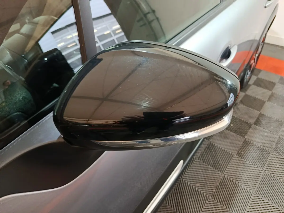 Rétroviseur noir côté conducteur de Citroën C3 gris clair 2024 avec clignotant intégré, vue rapprochée en angle.