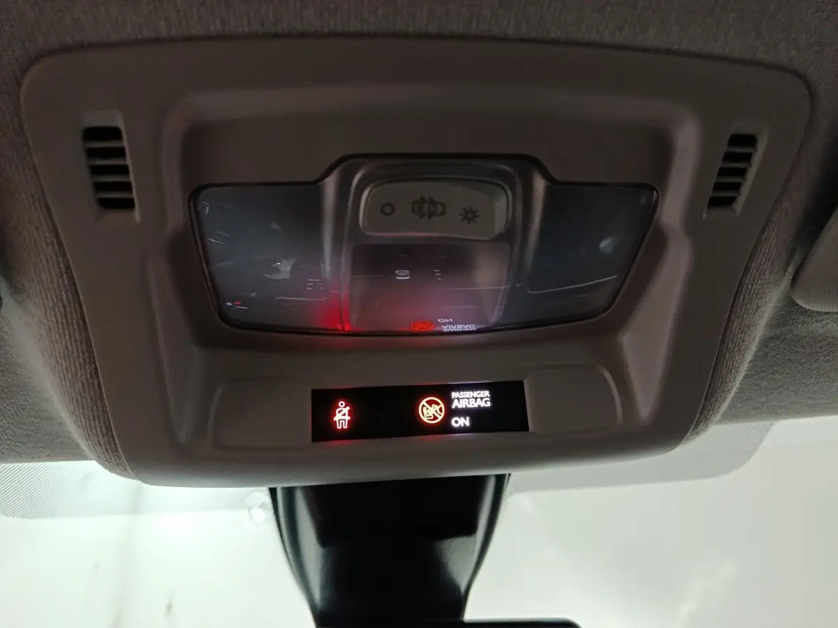 Vue intérieure du plafonnier de la Citroën C3 gris clair 2024 avec indicateurs d'airbag passager activé.