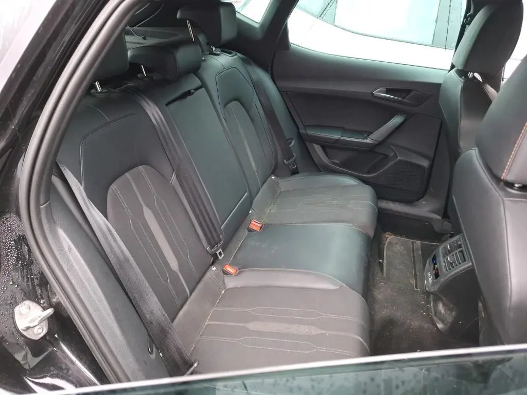 Vue intérieure côté droit des sièges arrière noirs en tissu et cuir du CUPRA Formentor 2.0 TDI 150 BVA 2022.