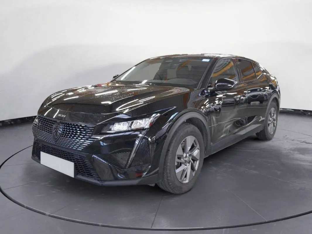 Peugeot 408 PHEV noir vue 3/4 avant droit, jantes alliage 17 pouces et calandre distinctive moderne.