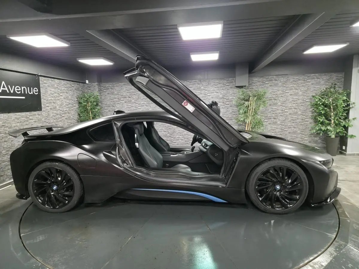 BMW i8 Coupé Pure Impulse noir mat vue de profil gauche avec porte en élytre ouverte et jantes noires turbine.