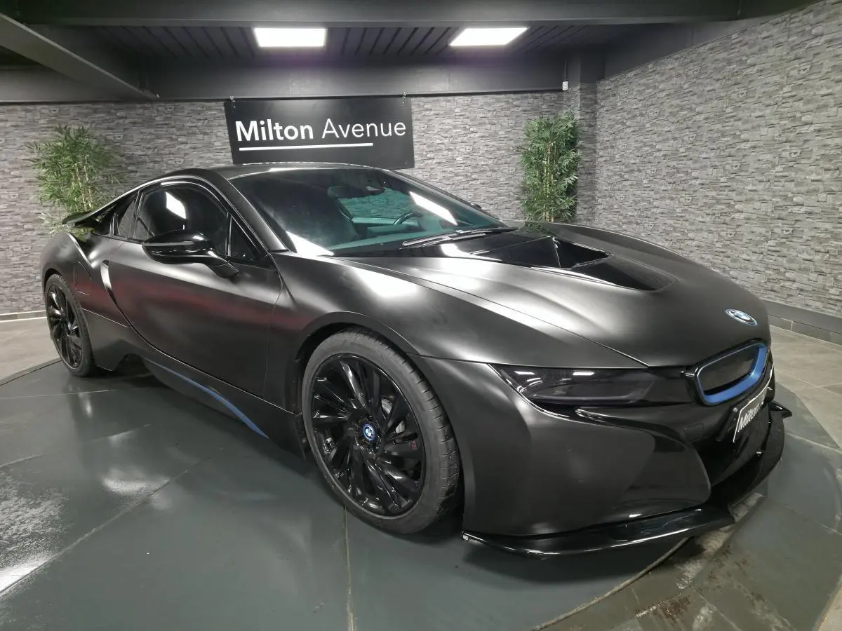 BMW i8 Coupé Pure Impulse noir mat vue 3/4 avant droit avec jantes turbine 20 pouces et calandre bleue.