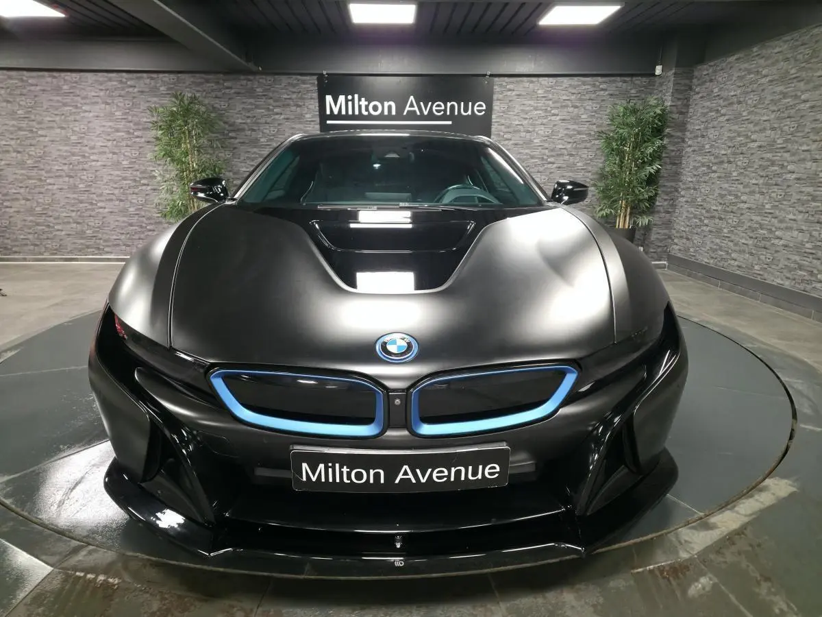 Vue avant d’une BMW i8 Coupé Pure Impulse 2015 noir mat avec calandre à contour bleu et logo BMW visible.