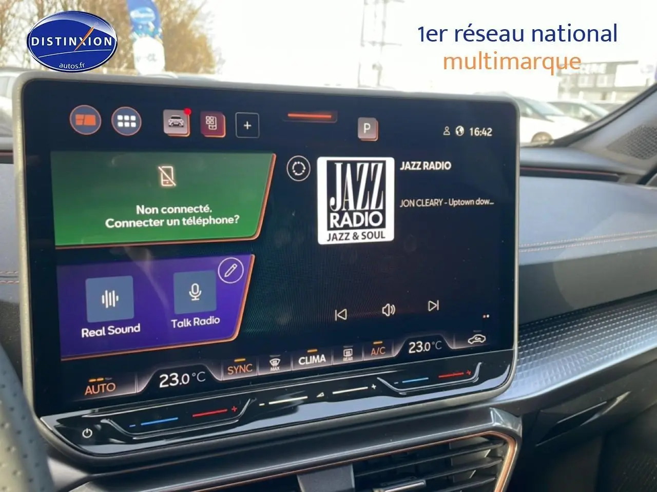 Vue intérieure du tableau de bord du CUPRA Formentor 2026 avec écran tactile affichant une radio Jazz.