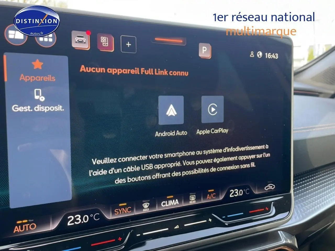 Écran tactile central du tableau de bord du CUPRA Formentor blanc Nevada, affichant les options Android Auto et Apple CarPlay.