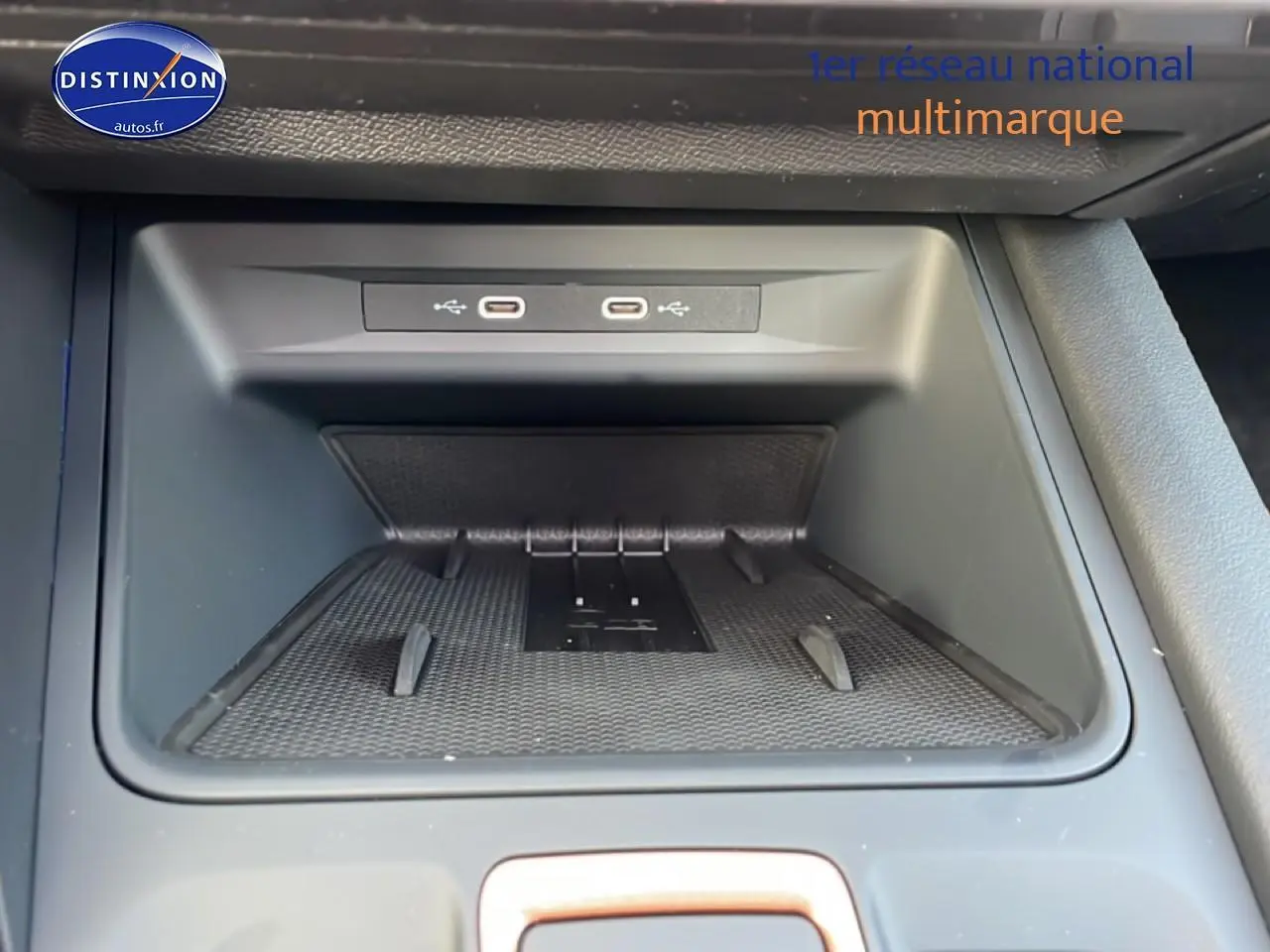 Gros plan sur le rangement central avant avec ports USB-C dans l'habitacle noir du CUPRA Formentor blanc Nevada.