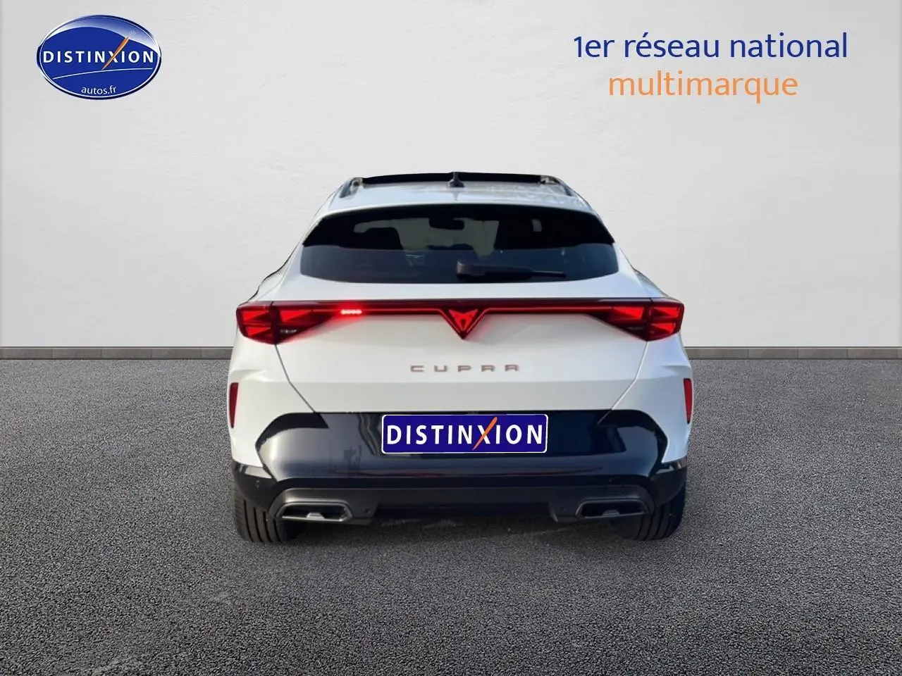 Vue arrière d'un CUPRA Formentor blanc Nevada 2026 avec feux LED et double sortie d'échappement noire.