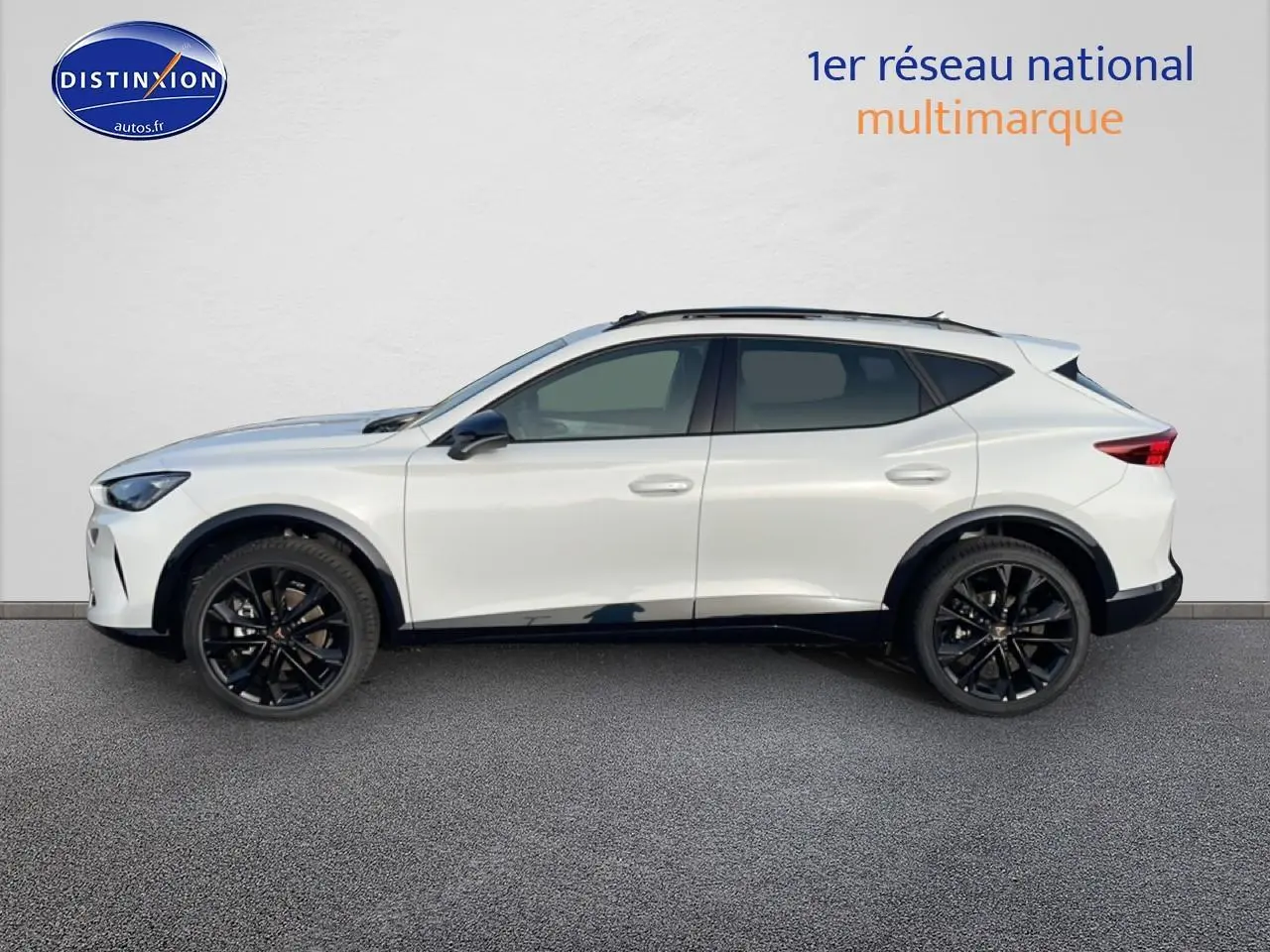 Profil côté gauche d'un CUPRA Formentor blanc Nevada avec jantes noires et barres de toit, sur fond neutre.