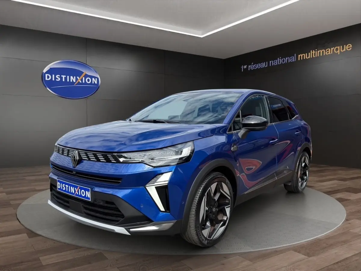 Renault Symbioz bleu, vue 3/4 avant droit, avec calandre moderne et jantes distinctives en alliage.