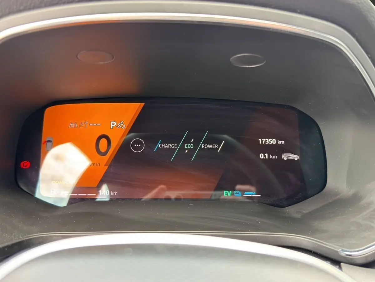 Combiné d'instruments numérique affichant l'état hybride et kilométrage du Renault Symbioz bleu, vue frontale.