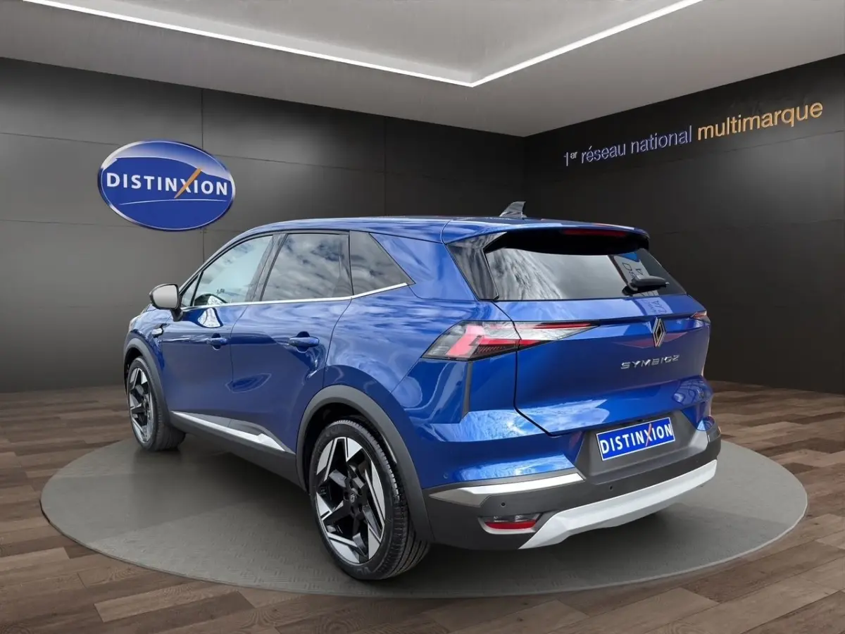 Vue 3/4 arrière droite du Renault Symbioz bleu avec jantes noires et feux arrière LED distinctifs.