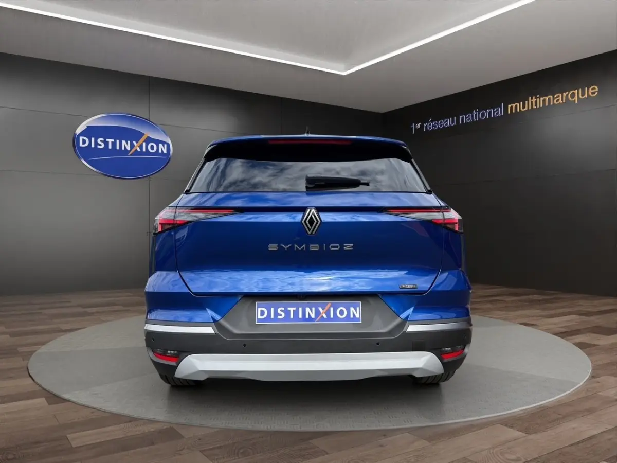 Vue arrière du Renault Symbioz bleu 2025 avec feux LED fins et logo centré sur fond noir.