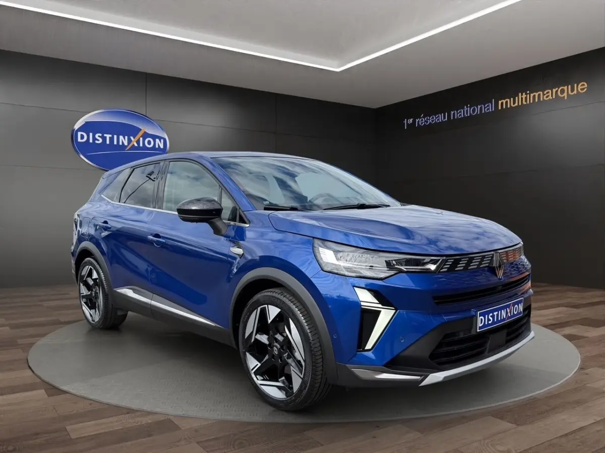 Renault Symbioz bleu 3/4 avant droit, SUV hybride avec phares LED et jantes noires distinctives.