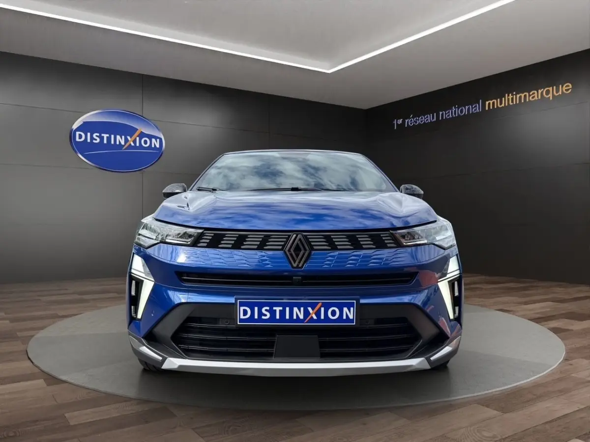 Vue frontale du Renault Symbioz bleu avec calandre noire et éclairage LED vertical distinctif.